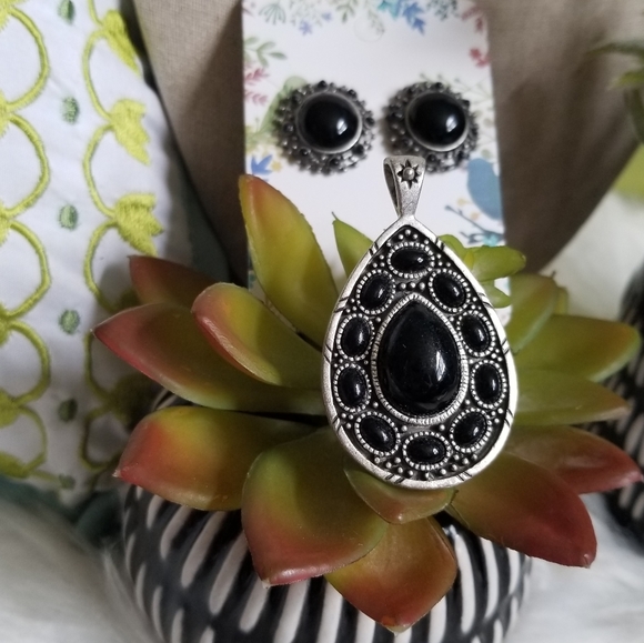 GORGEOUS SILVER AND BLACK  PENDANT AND EARRINGS - Picture 3 of 3